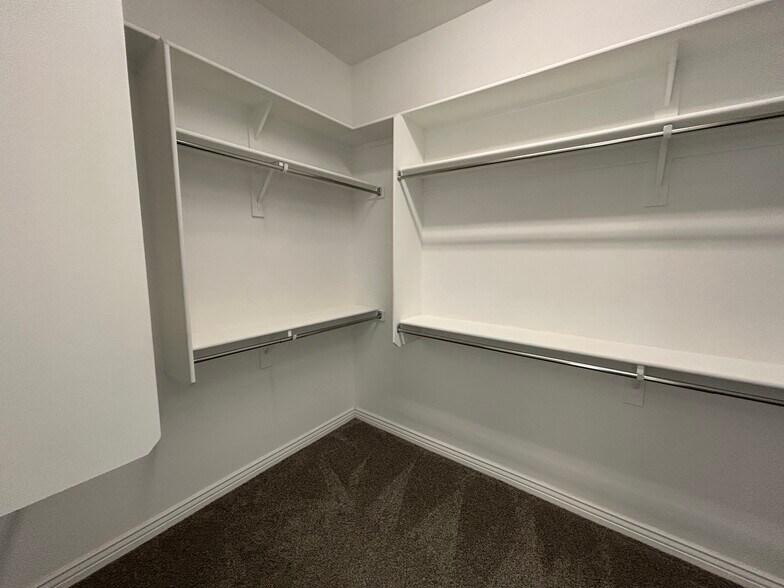 Building Photo - 8731 W Wagon Wheel Dr