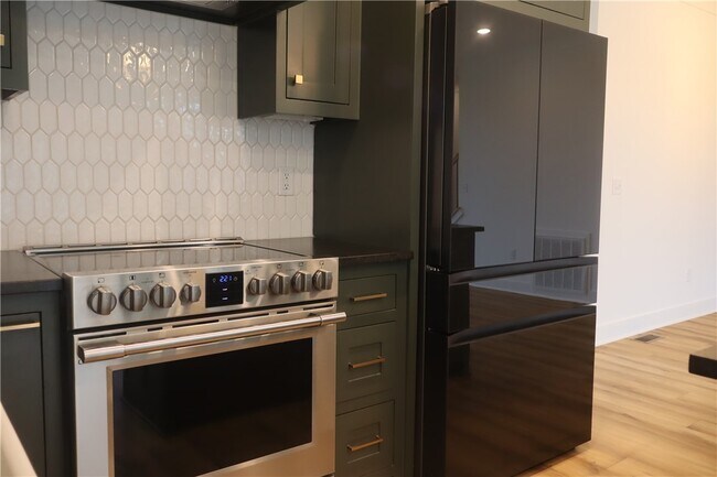 Building Photo - 2085 E Roe Ter