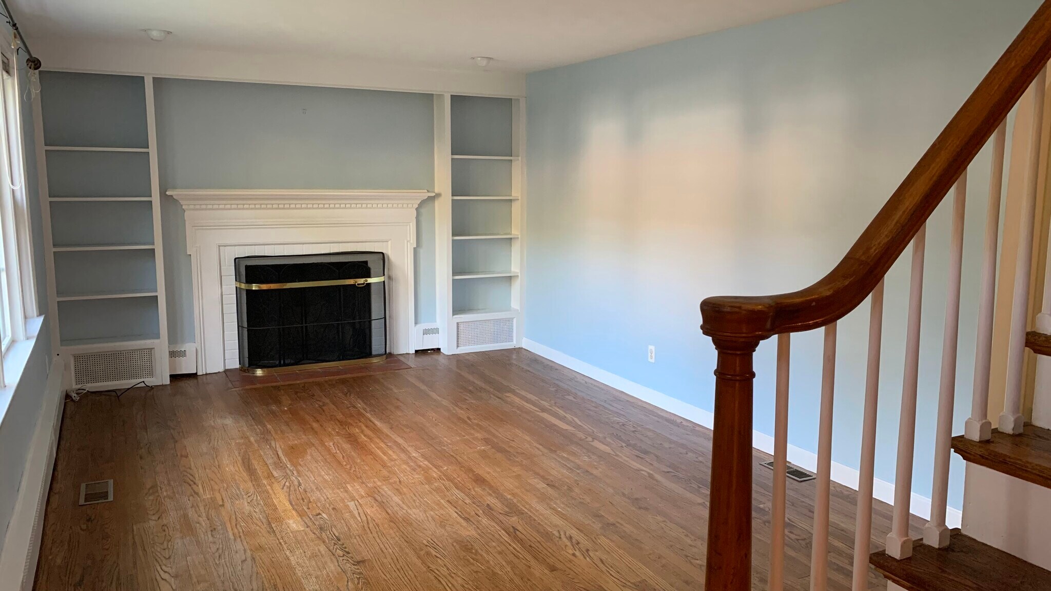 Living room - view from stairs leading to 2nd level - 58 Oakwood Dr