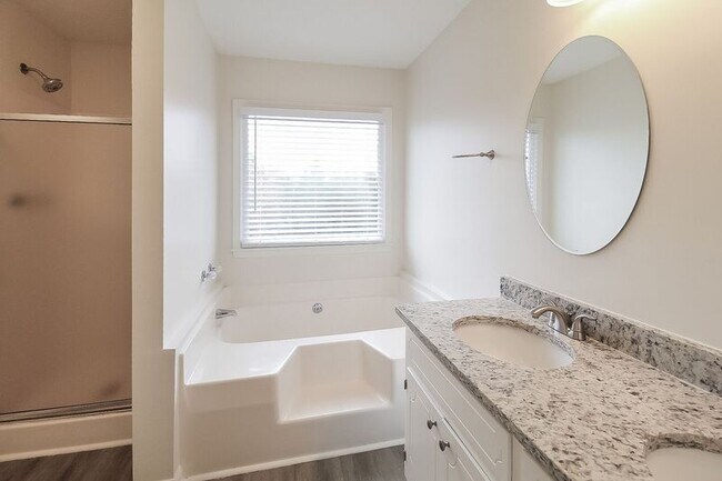 Building Photo - 3870 Paulownia Dr