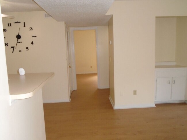 Building Photo - Nice Condo