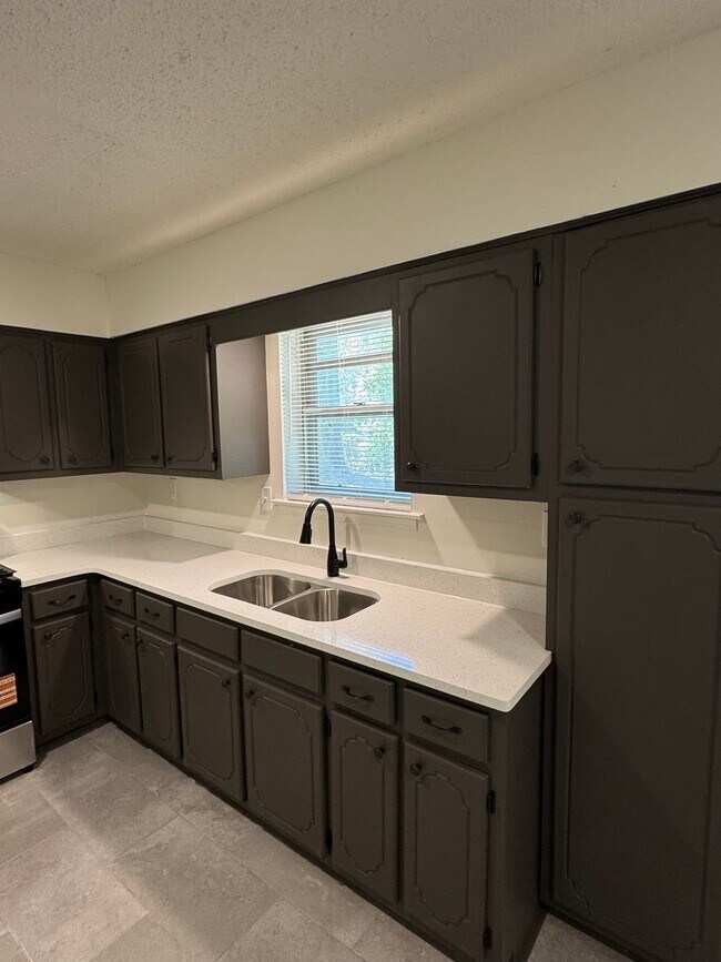 Building Photo - Renovated 2 Bedroom 1 Bath Home for Rent!