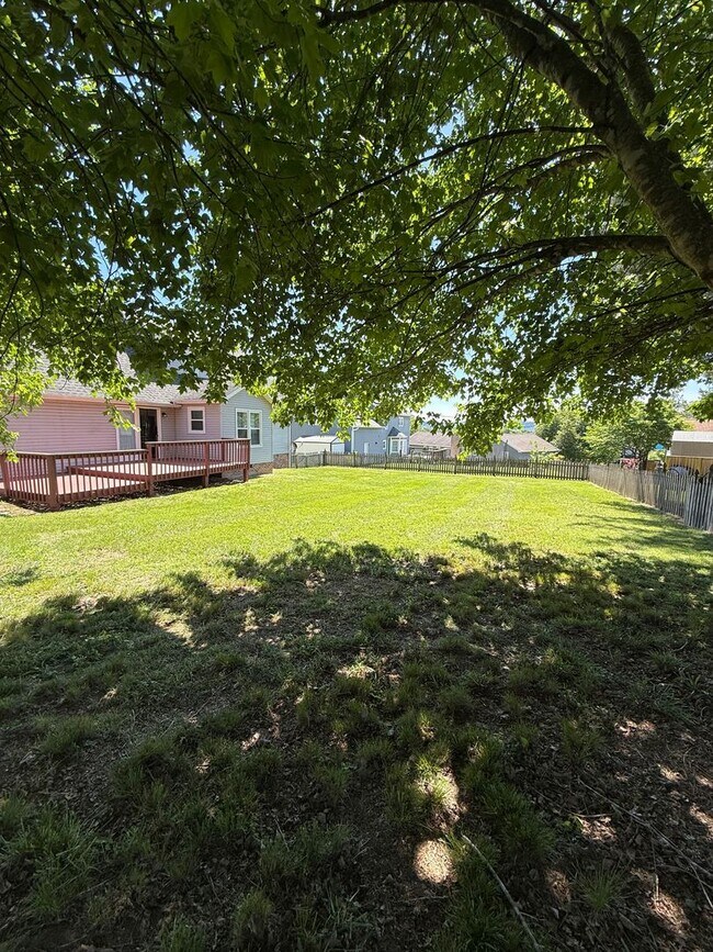 Building Photo - Charming Cape Cod in Halls