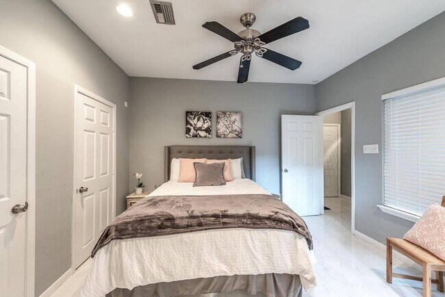 Primary Photo - 204 Marshall St