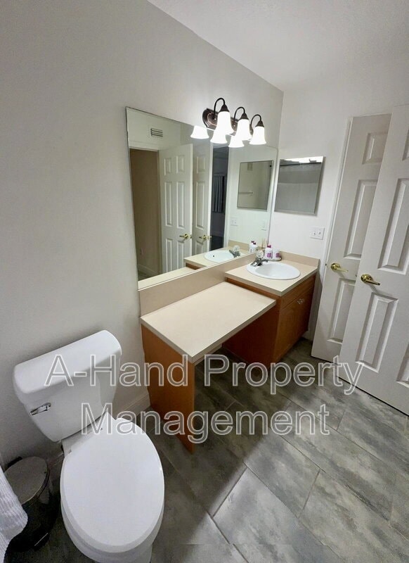 Building Photo - 2408 Fan Palm Dr