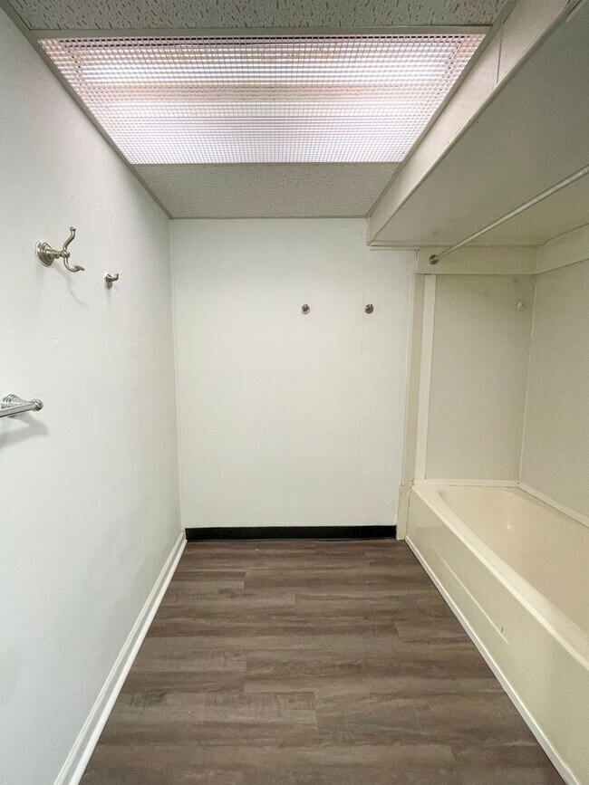 Building Photo - Preleasing for August 2026! 3 Bedroom Apar...