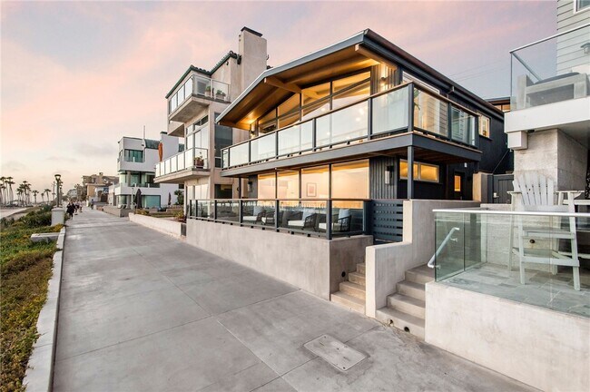 Building Photo - 816 The Strand