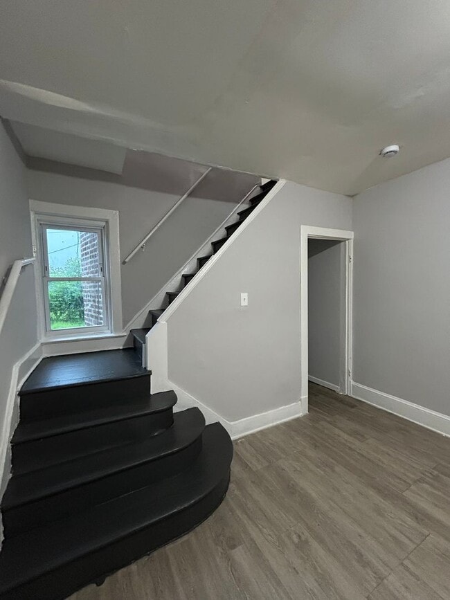 Building Photo - Large house Semi detached