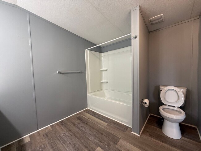 Building Photo - 3 Bedroom 2 Bathroom Mobile Home Located i...