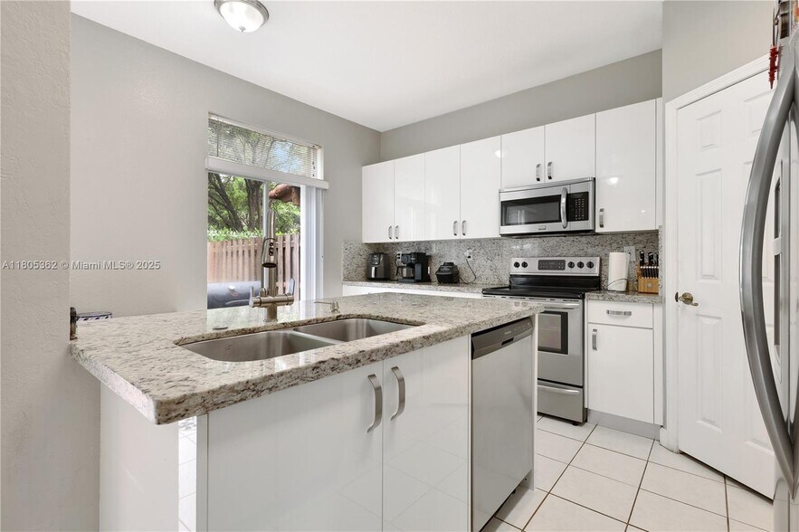 Building Photo - 5620 NW 113th Pl