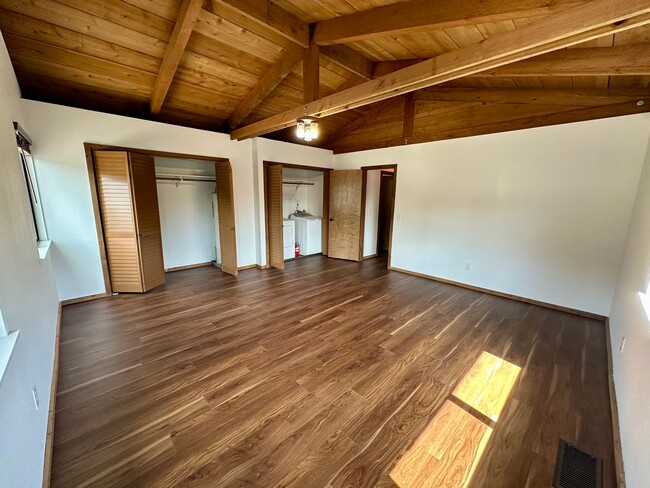 Building Photo - Cute 1 Bedroom Unit Close to Downtown