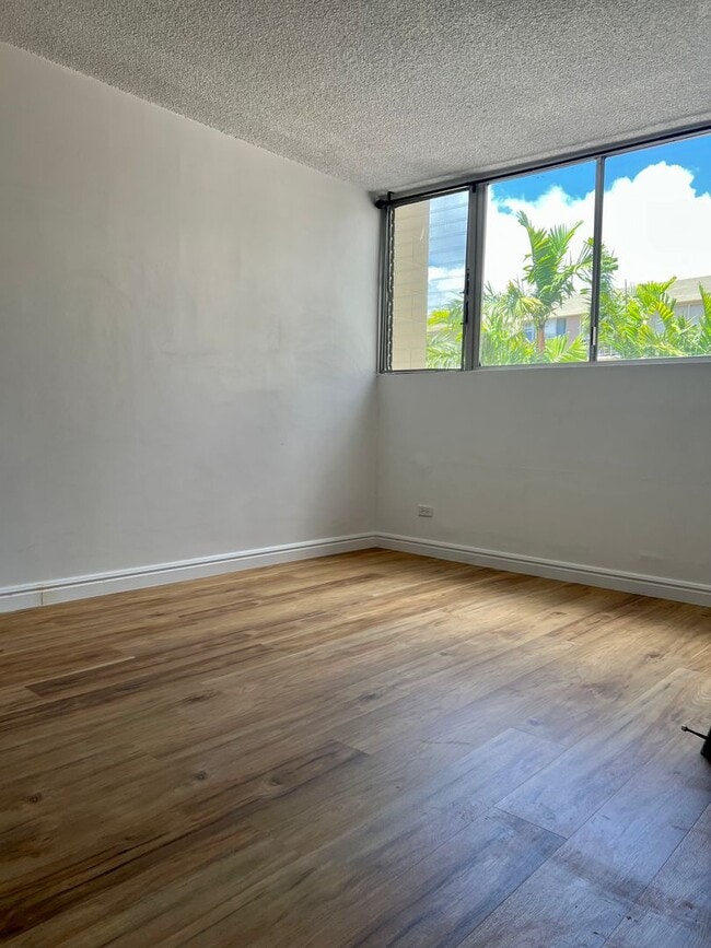 Building Photo - Convenient 2/2/1 with Lanai