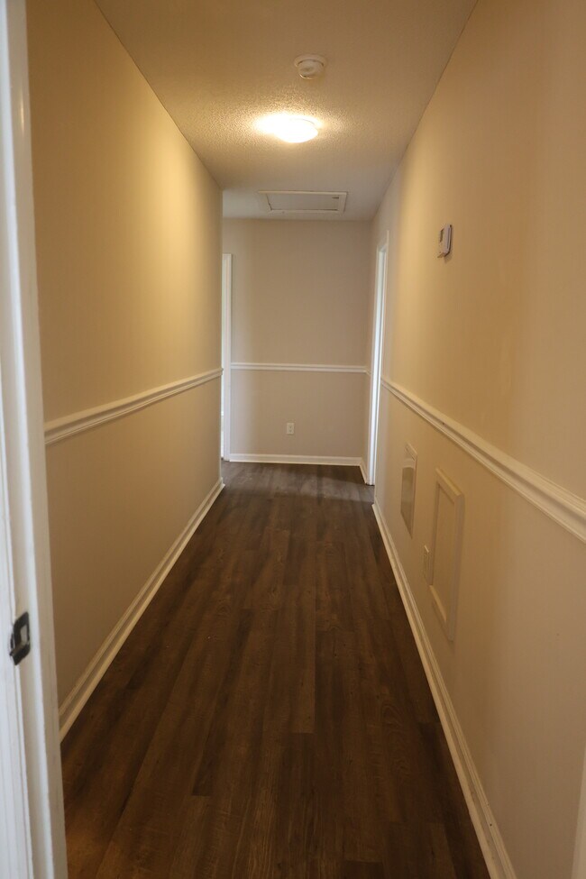 Building Photo - 214 Oakleaf Dr