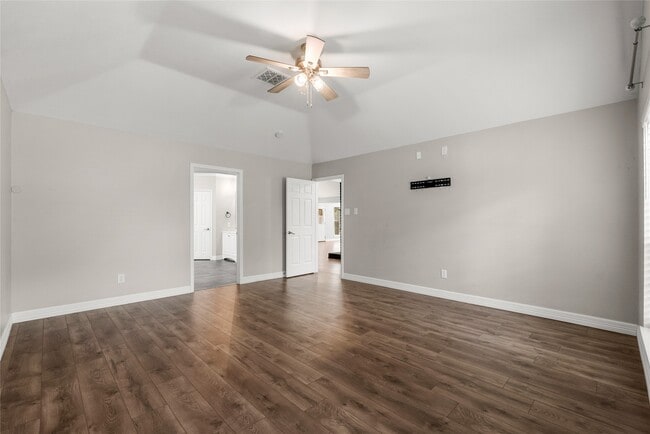 Building Photo - 2105 Murfield Dr