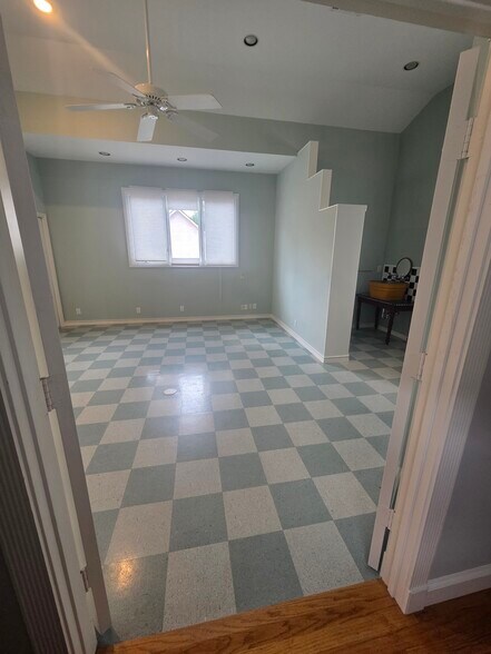 Room 5 Upstairs - 4531 Palmetto St