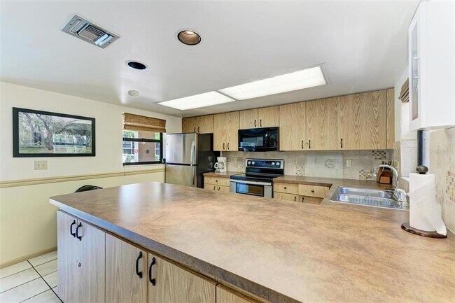 Building Photo - 425 30th Ave W