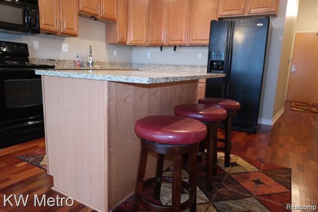 Building Photo - 350 N Main St