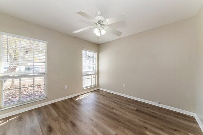 Building Photo - 926 Summer Breeze Dr