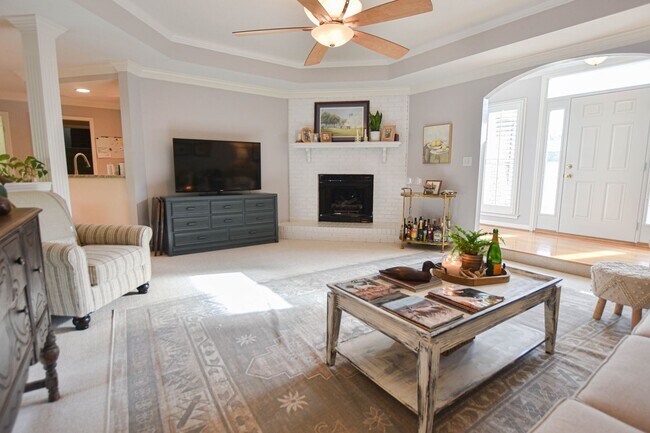 Building Photo - Pet Friendly Three Bedroom with Bonus!