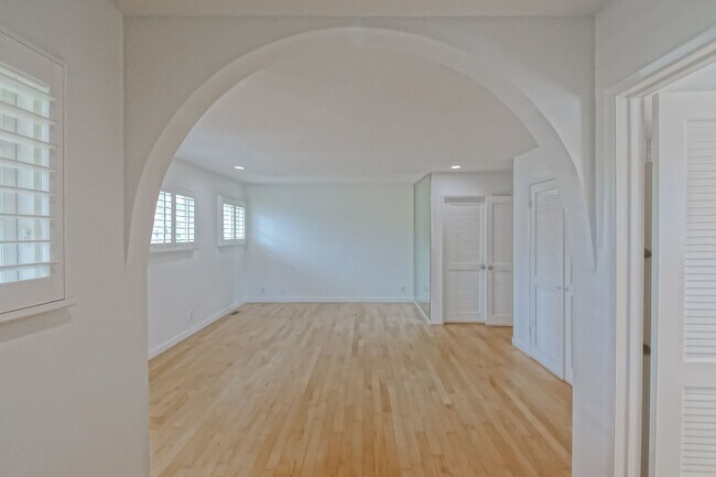 Building Photo - 333 11th St