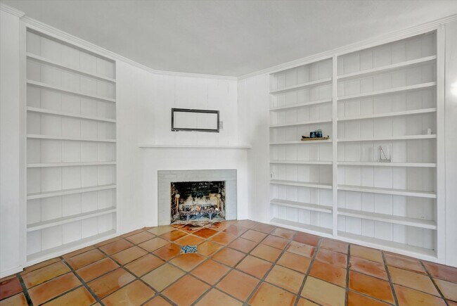 Building Photo - ALL THE CHARM! - Siesta Key 1+ acre on the Bay - 3 bed/ 2 bath pool home