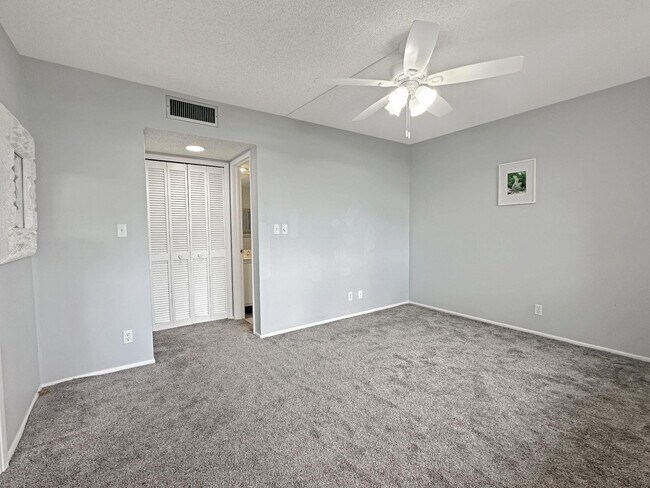 Building Photo - 535 Oaks Dr