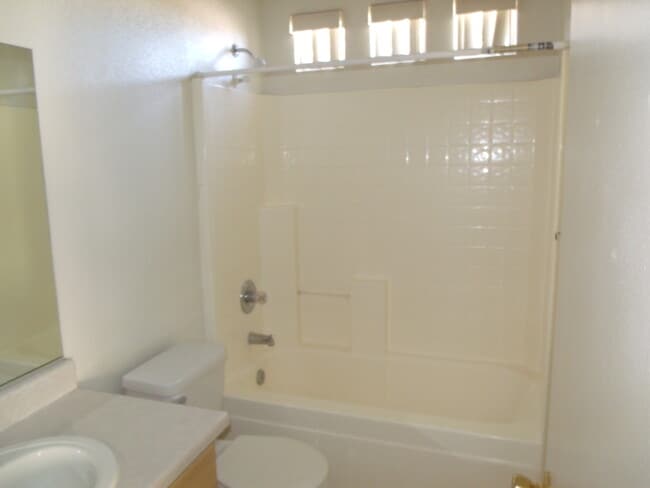 Building Photo - Large Single Family Home in Northwest