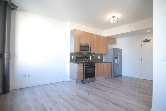Building Photo - 460 S Spring St