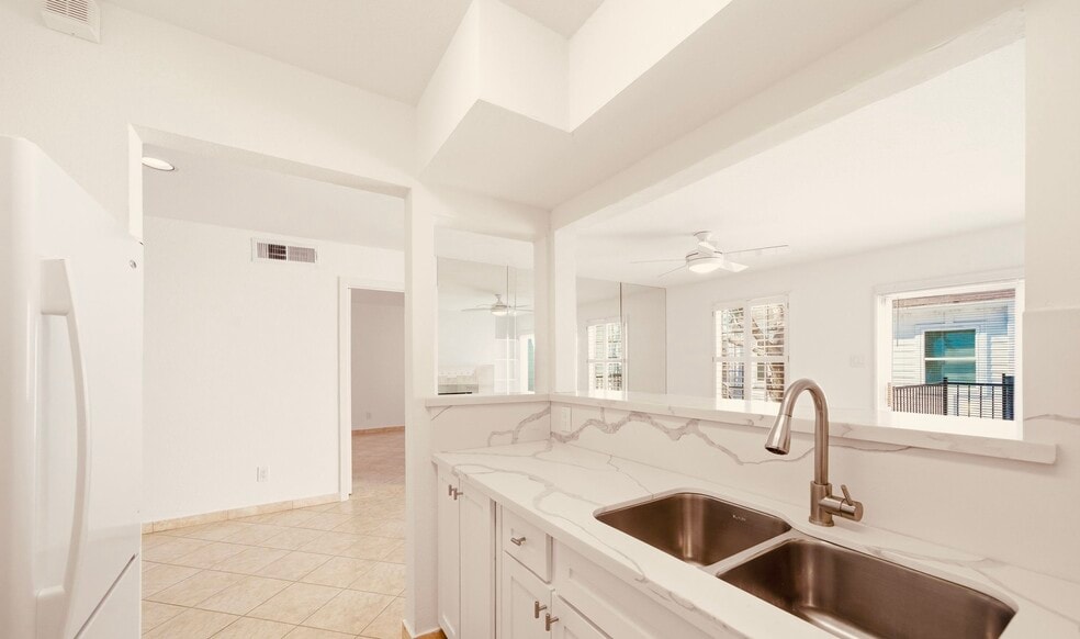 Calacata Quartz Countertops - 2333 Bering Dr