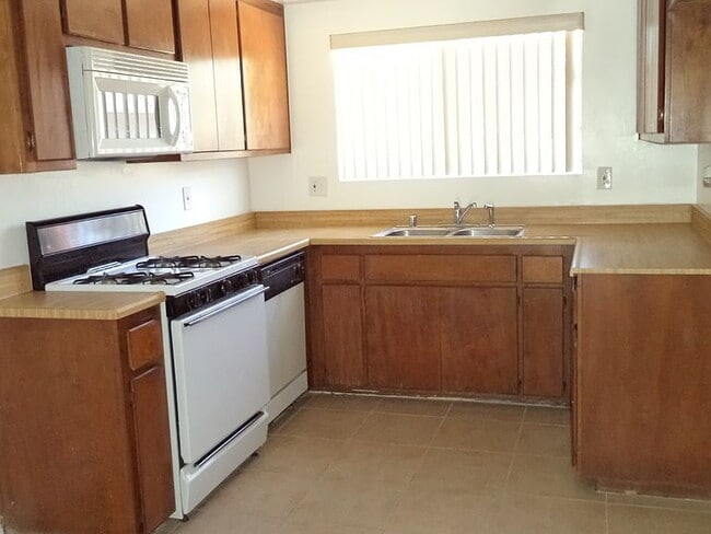 Building Photo - "Charming 2-Bedroom Retreat with Spacious ...