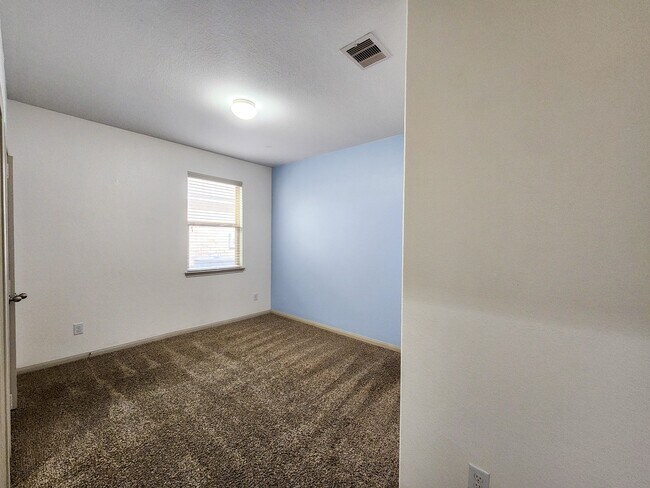 Building Photo - 4515 Greenleaf Dr