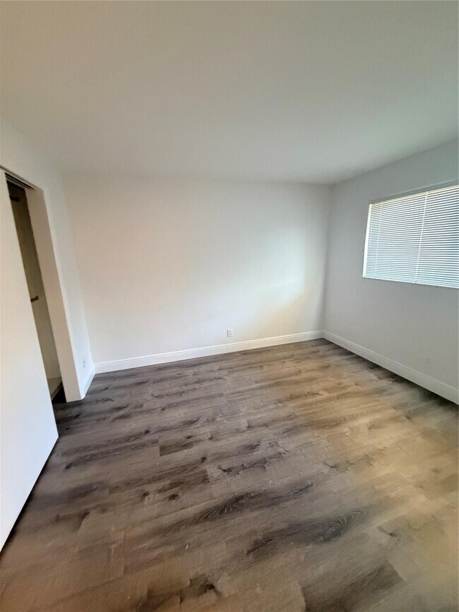 Building Photo - 1201 SE 2nd Ct