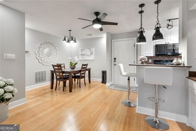 Building Photo - 1110 Pine Heights Dr NE