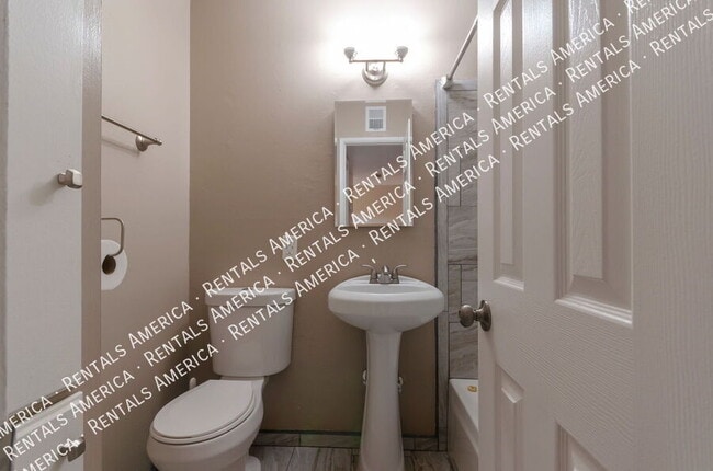 Building Photo - 1226 N Bryant Ave