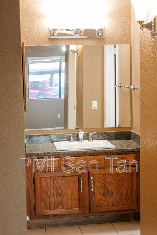 Building Photo - 2146 W Isabella Ave