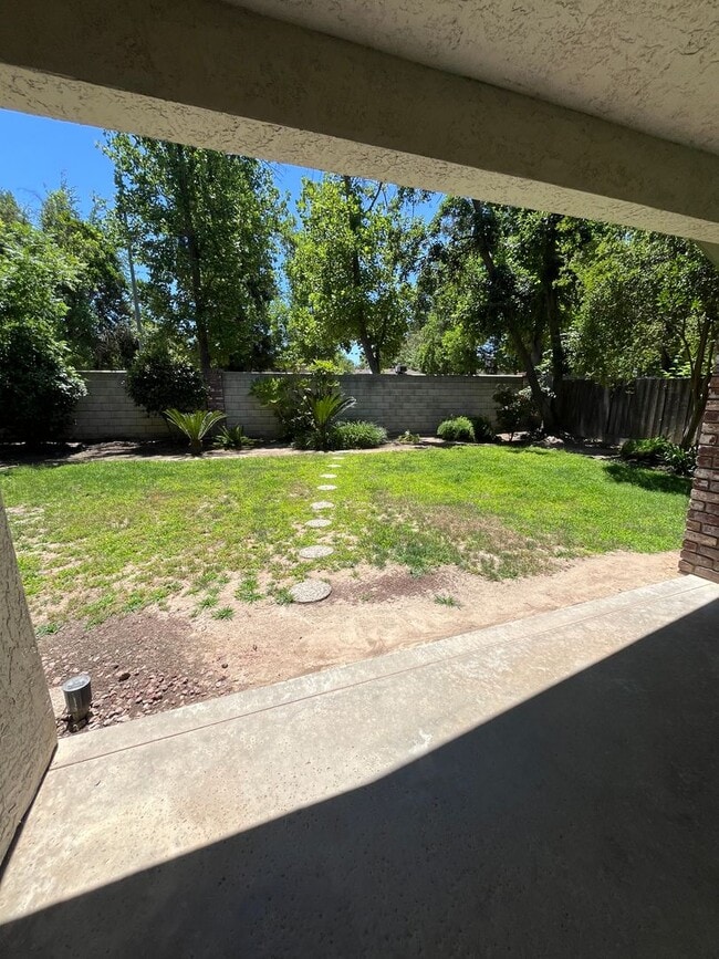 Building Photo - Robin