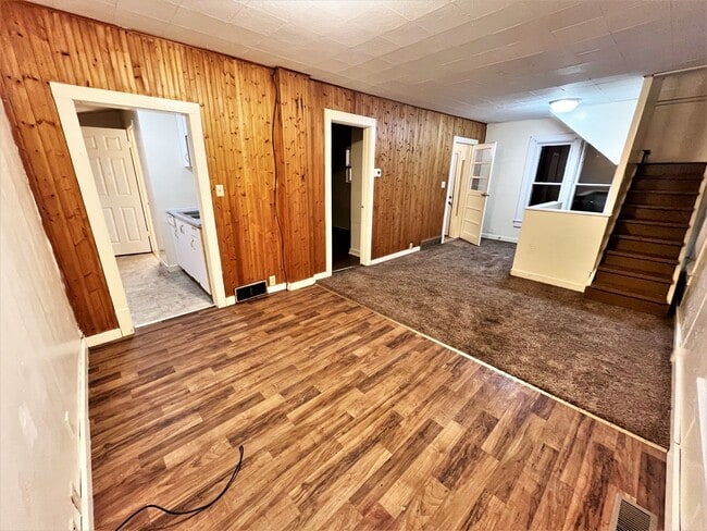 Building Photo - 208 E 10th- 2 bedroom house