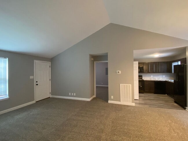 Building Photo - Newly remodeled 3 Bdr 2 Bath conveniently ...