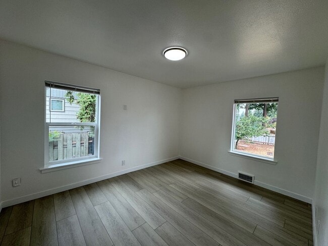 Building Photo - Newly renovated 4 bed 1 bath home in Burien