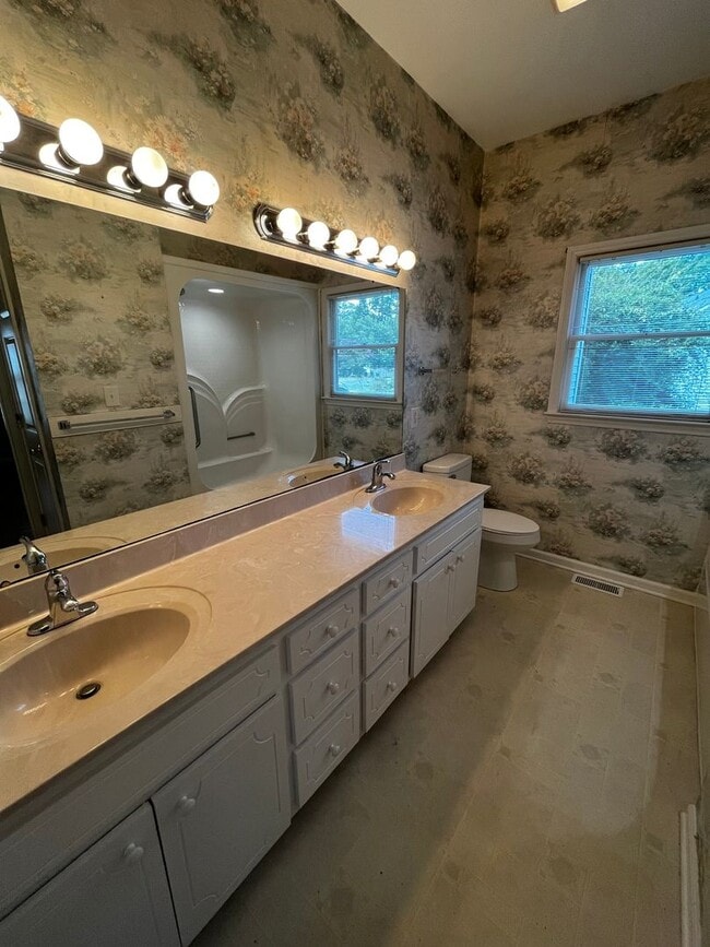 Building Photo - Three Bedroom located in the Ghent Neighborhood