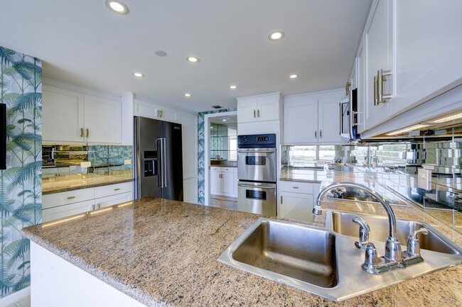 Building Photo - 525 S Flagler Dr
