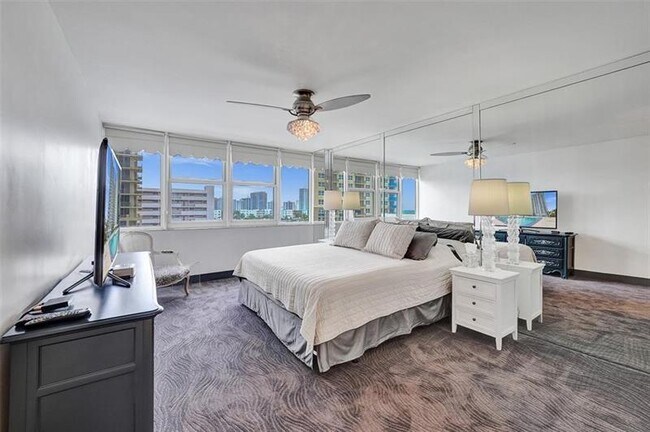 Building Photo - 2030 S Ocean Dr