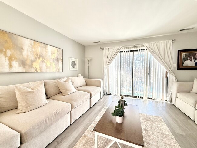 Building Photo - 10405 Mansfield Ave