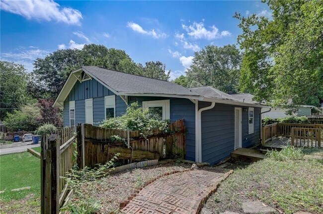 Building Photo - 807 Gilbert St SE