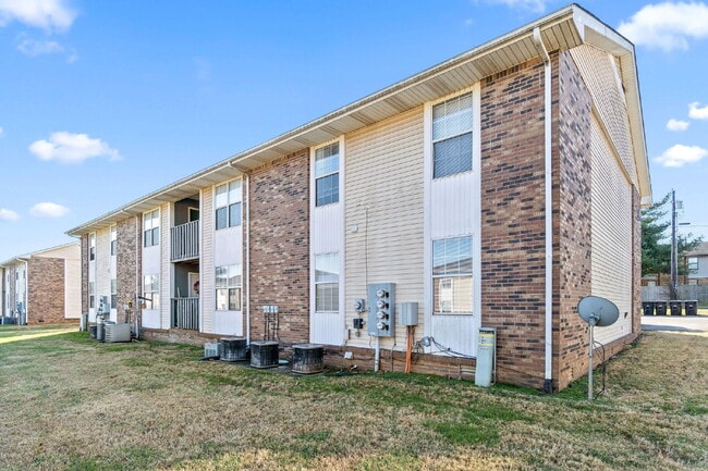 Building Photo - Spacious 2BR with Walk-In Closet, Washer/Dryer & Open Living Area