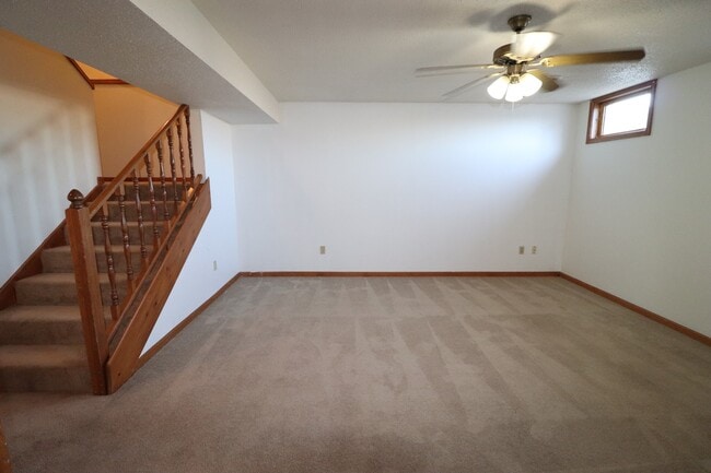Building Photo - Spacious Townhome
