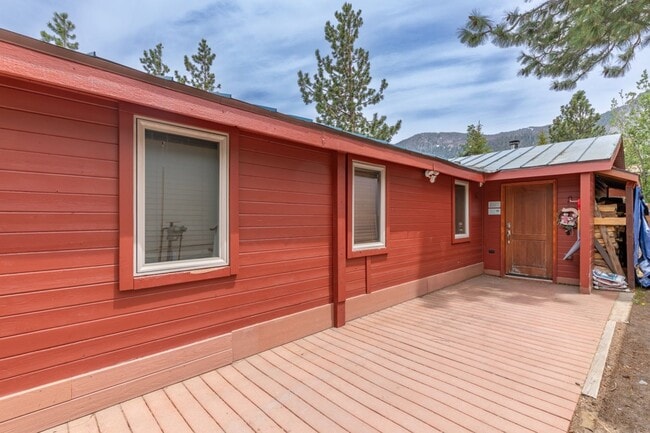 Building Photo - Stylish & Spacious Mountain Home – Fully U...