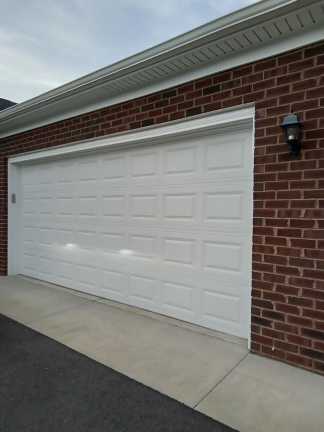 Building Photo - Patio Townhome Located 1 Block from Bedfor...