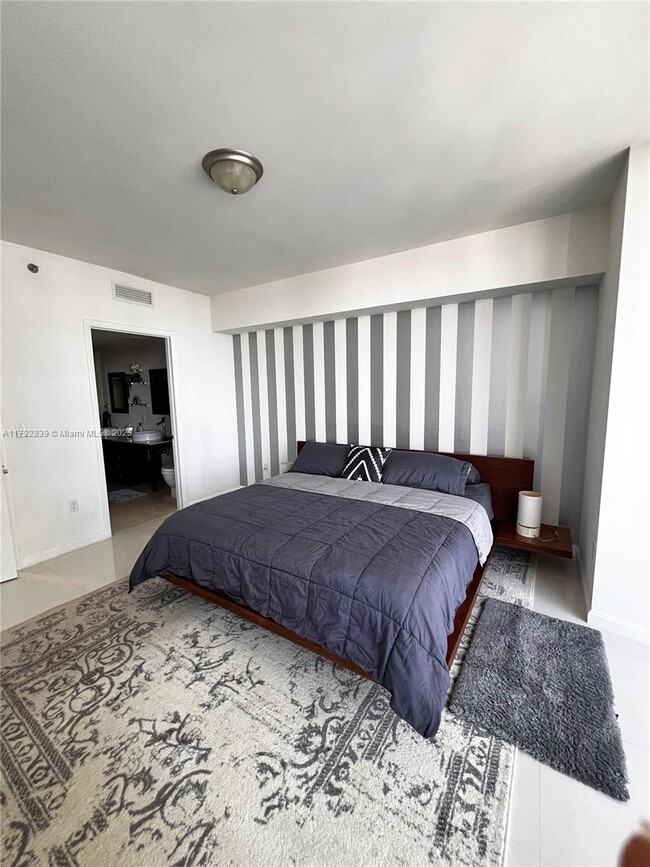 Building Photo - 475 Brickell Ave