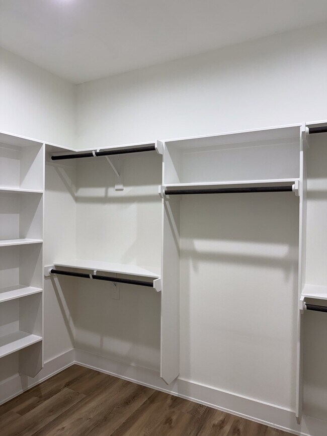 Building Photo - 9005 Comal St